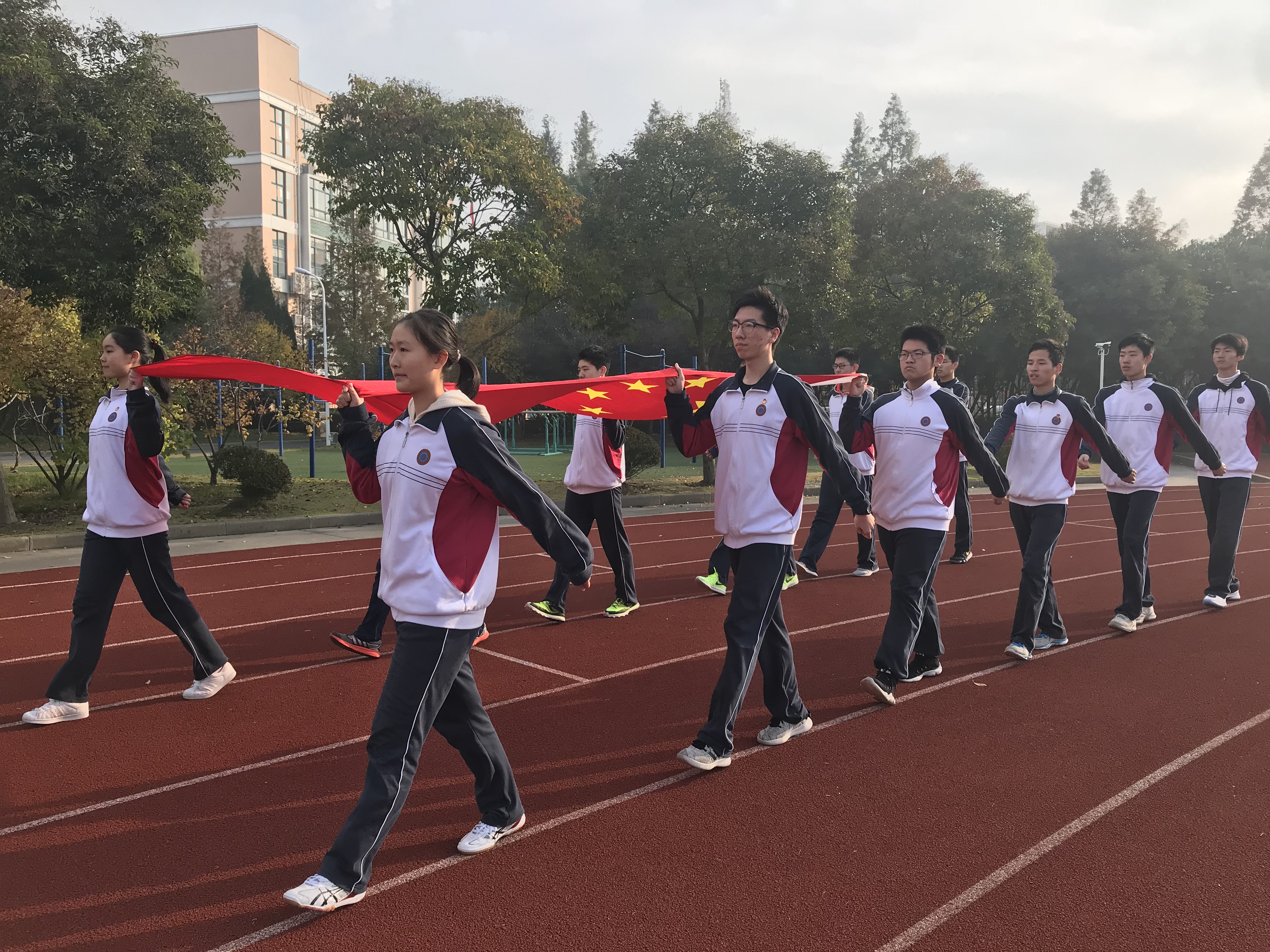 不忘初心 护旗光荣——上大附中举行国旗护旗手交接仪式